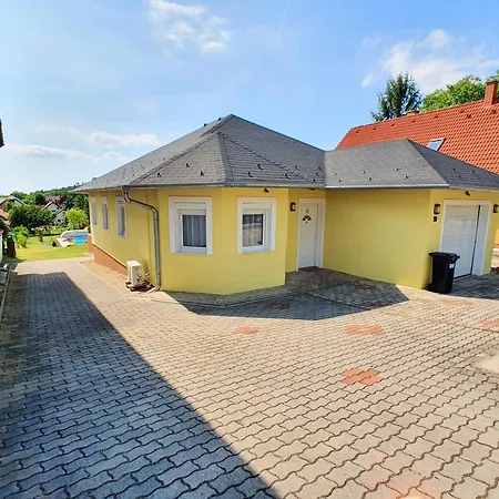 No 68 House Tuende With Covered Swimming Pool Prázdninový dům Balatongyörök