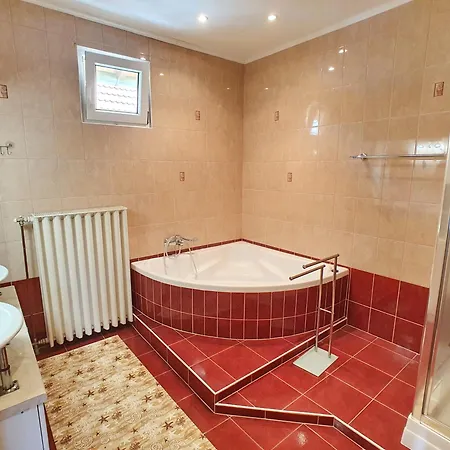No 68 House Tuende With Covered Swimming Pool