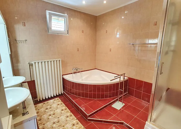 No 68 House Tuende With Covered Swimming Pool