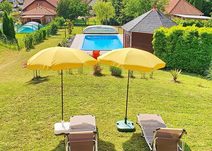 No 68 House Tuende With Covered Swimming Pool Prázdninový dům Balatongyörök