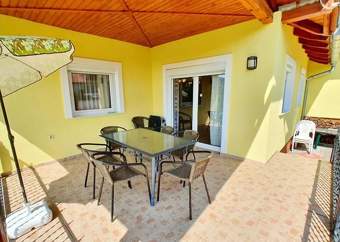 No 68 House Tuende With Covered Swimming Pool